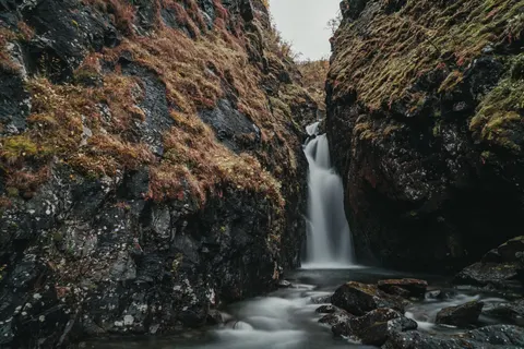 Silky Waterfall 4K Wallpaper · waterfall · 3840×2561