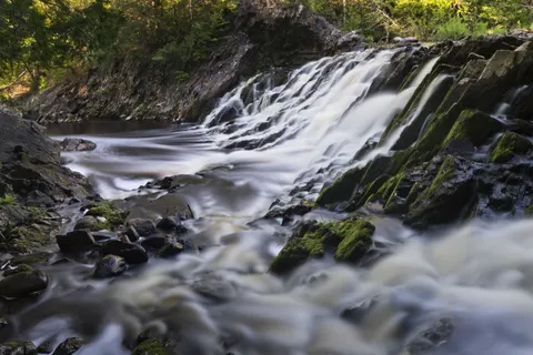 Fond d'écran Cascade Soyeuse 4K · waterfall · 3840×2560
