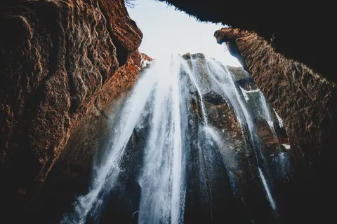 Klippenwasserfall 4K Hintergrundbild · waterfall · 3840×2560