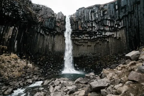 والپیپر آبشار صخره‌ای با کیفیت 4K · waterfall · 3840×2561