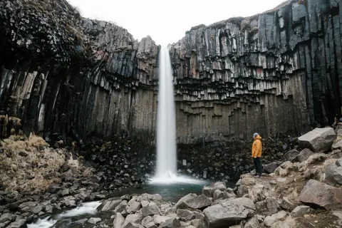 والپیپر آبشار صخره‌ای با کیفیت 4K · waterfall · 3840×2561
