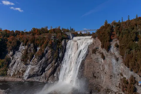 والپیپر آبشار صخره‌ای با کیفیت 4K · waterfall · 3840×2560
