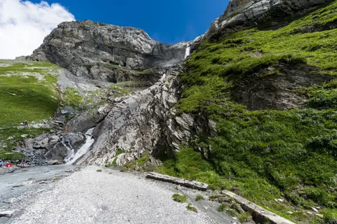 والپیپر آبشار صخره‌ای با کیفیت 4K · waterfall · 3840×2558