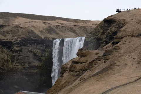 والپیپر آبشار صخره‌ای با کیفیت 4K · waterfall · 3840×2560