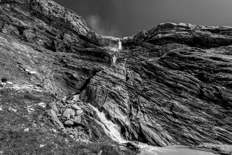 والپیپر آبشار صخره‌ای با کیفیت 4K · waterfall · 3840×2558