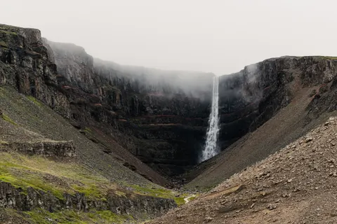 Cliff Waterfall 4K Wallpaper · waterfall · 3840×2560