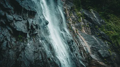 والپیپر آبشار صخره‌ای با کیفیت 4K · waterfall · 3840×2160