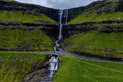 والپیپر آبشار صخره‌ای با کیفیت 4K · waterfall · 3840×2560