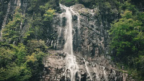 峭壁飛瀑 4K桌布 · waterfall · 3840×2160