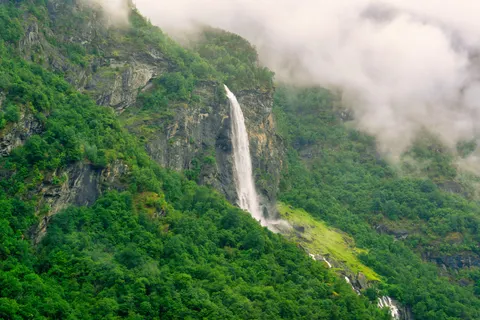 والپیپر آبشار صخره‌ای با کیفیت 4K · waterfall · 3840×2561