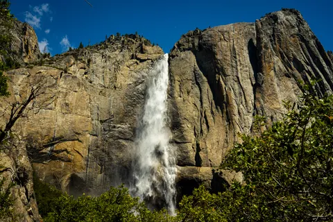 Klippenwasserfall 4K Hintergrundbild · waterfall · 3840×2560