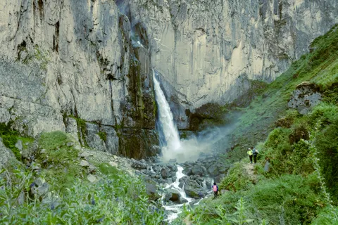 والپیپر آبشار صخره‌ای با کیفیت 4K · waterfall · 3840×2560