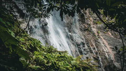 والپیپر آبشار صخره‌ای با کیفیت 4K · waterfall · 3840×2160