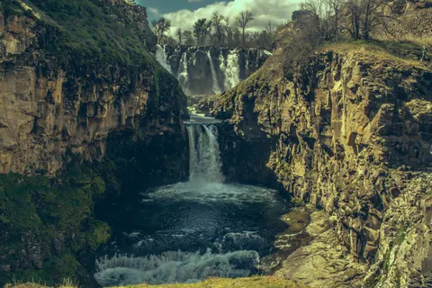 Cliff Waterfall 4K Wallpaper · waterfall · 3840×2560