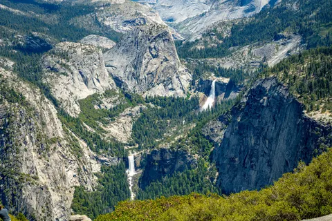 Cliff Waterfall 4K Wallpaper · waterfall · 3840×2560