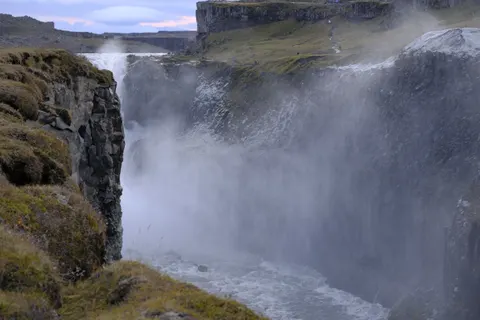 Cliff Waterfall 4K Wallpaper · waterfall · 3840×2560