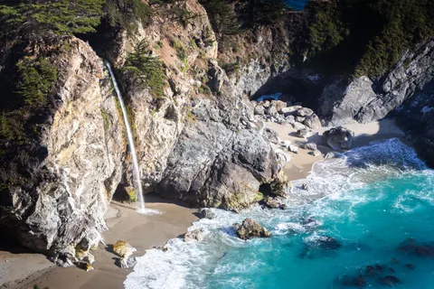 Uçurum Şelalesi 4K Duvar Kağıdı · waterfall · 3840×2560
