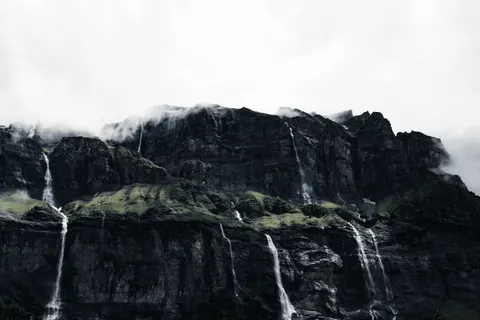 والپیپر آبشار صخره‌ای با کیفیت 4K · waterfall · 3840×2560