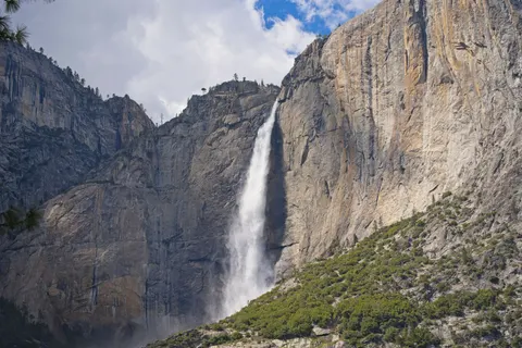峭壁飛瀑 4K桌布 · waterfall · 3840×2560