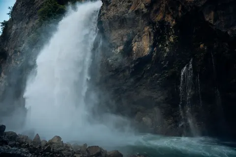 Cliff Waterfall 4K Wallpaper · waterfall · 3840×2560
