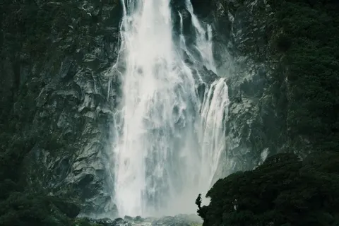 Cliff Waterfall 4K Wallpaper · waterfall · 3840×2560