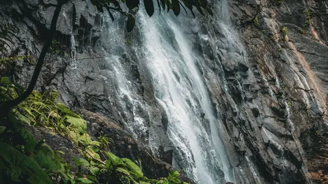 والپیپر آبشار صخره‌ای با کیفیت 4K · waterfall · 3840×2160