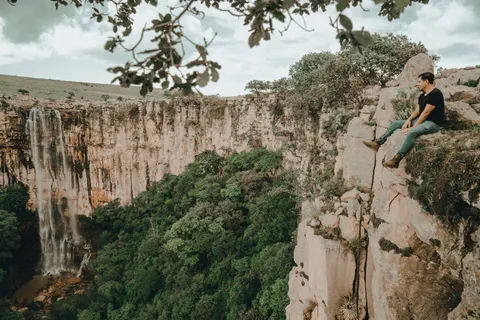 والپیپر آبشار صخره‌ای با کیفیت 4K · waterfall · 3840×2560