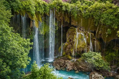 Cliff Waterfall 4K Wallpaper · waterfall · 3840×2560