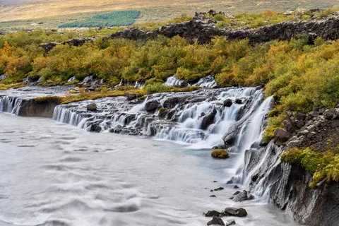 चट्टान झरना 4K वॉलपेपर · waterfall · 3840×2561