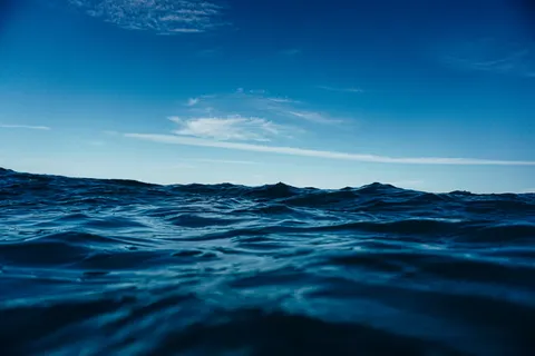 गहरा नीला 4K वॉलपेपर · underwater · 3840×2560