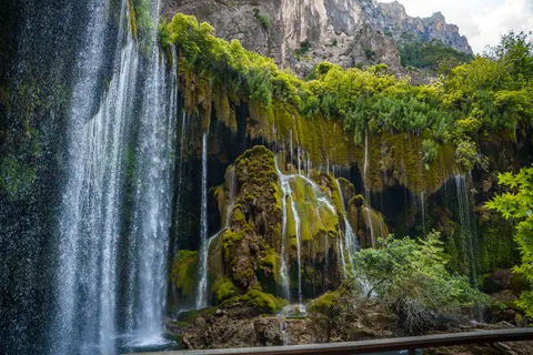 والپیپر آبشار صخره‌ای با کیفیت 4K · waterfall · 3840×2560