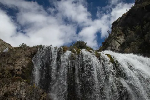 Wallpaper Air Terjun Tebing 4K · waterfall · 3840×2560