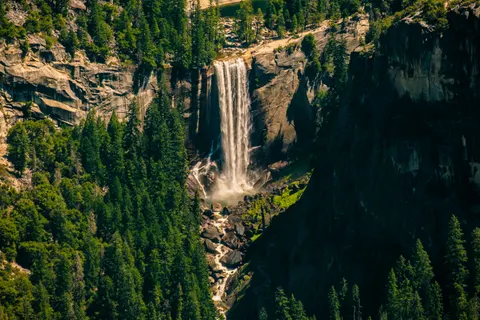 والپیپر آبشار صخره‌ای با کیفیت 4K · waterfall · 3840×2560