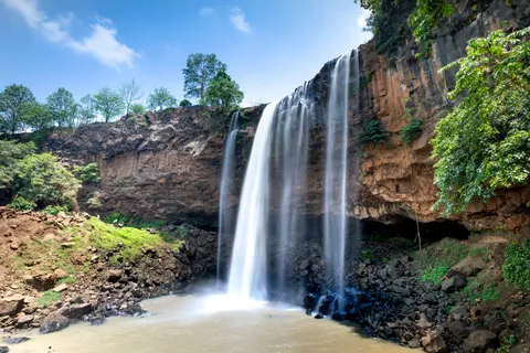 والپیپر آبشار صخره‌ای با کیفیت 4K · waterfall · 3840×2561