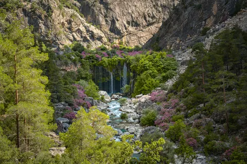 Cliff Waterfall 4K Wallpaper · waterfall · 3840×2560
