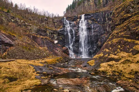 Klippenwasserfall 4K Hintergrundbild · waterfall · 3840×2560