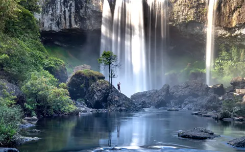 峭壁飛瀑 4K桌布 · waterfall · 3840×2383