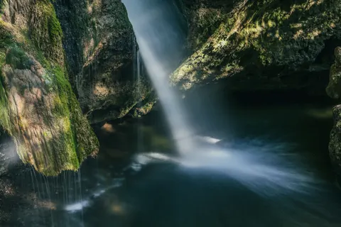 Tapeta Wodospad w Lesie 4K · waterfall · 3840×2560