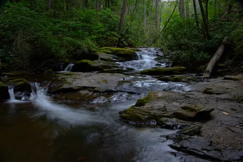 Waterval in het Bos 4K-achtergrond · waterfall · 3840×2560