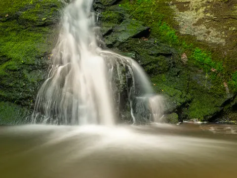 Sfondo Cascata nella Foresta 4K · waterfall · 3840×2889