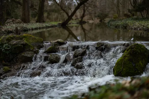 Waldwasserfall 4K Hintergrundbild · waterfall · 3840×2560