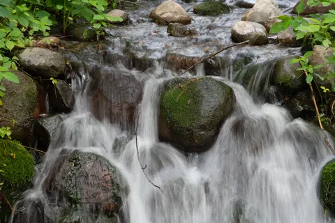 Sfondo Cascata nella Foresta 4K · waterfall · 3840×2560