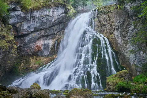 Waldwasserfall 4K Hintergrundbild · waterfall · 3840×2560