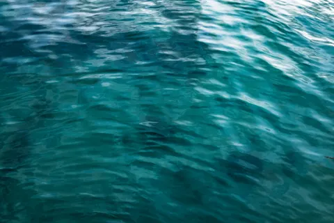 Обои Глубокий синий 4K · underwater · 3840×2561