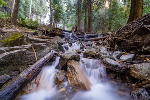 Waldwasserfall 4K Hintergrundbild · waterfall · 3840×2561