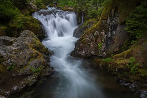 Orman Şelalesi 4K Duvar Kağıdı · waterfall · 3840×2560
