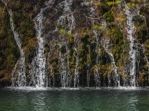 Waterval in het Bos 4K-achtergrond · waterfall · 3840×2880