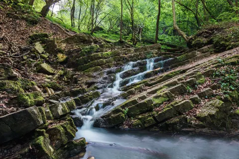Waldwasserfall 4K Hintergrundbild · waterfall · 3840×2560