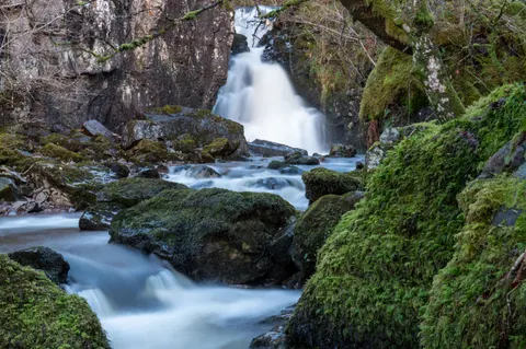 Waldwasserfall 4K Hintergrundbild · waterfall · 3840×2555