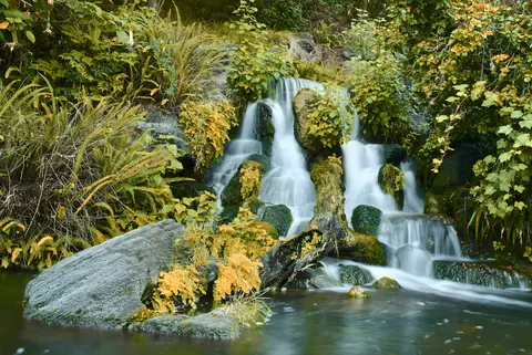 Sfondo Cascata nella Foresta 4K · waterfall · 3840×2570